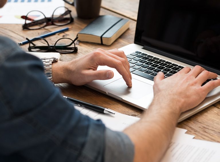 Trocar Planilha por Software de Controle de Ativos - Homem fazendo a Troca