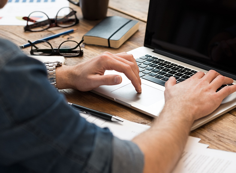 Trocar Planilha por Software de Controle de Ativos - Homem fazendo a Troca