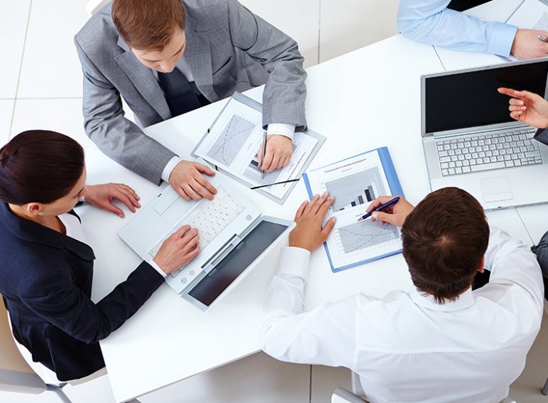 Porque sua empresa deve investir em um Outsourcing de Controle Patrimonial: Equipe de Outsourcing executando Serviços