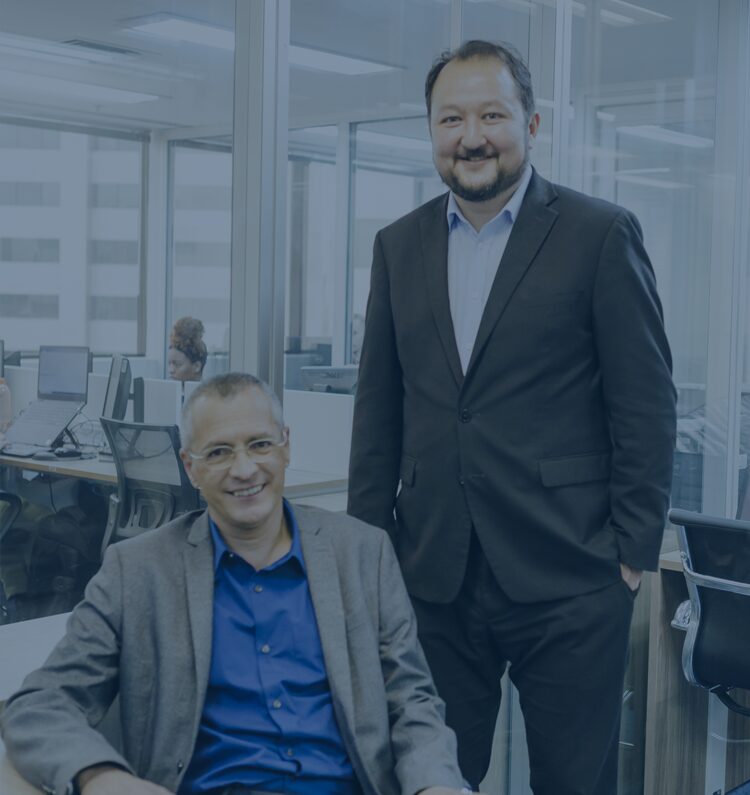 calculadora,-caneta-em-cima-de-papel