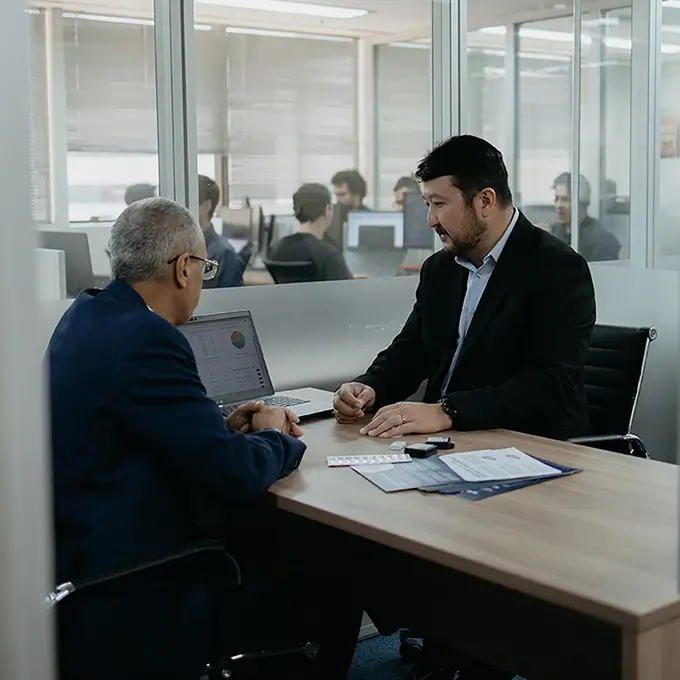 Consultores analisando relatórios financeiros em reunião sobre conformidade fiscal e recuperação de créditos tributários