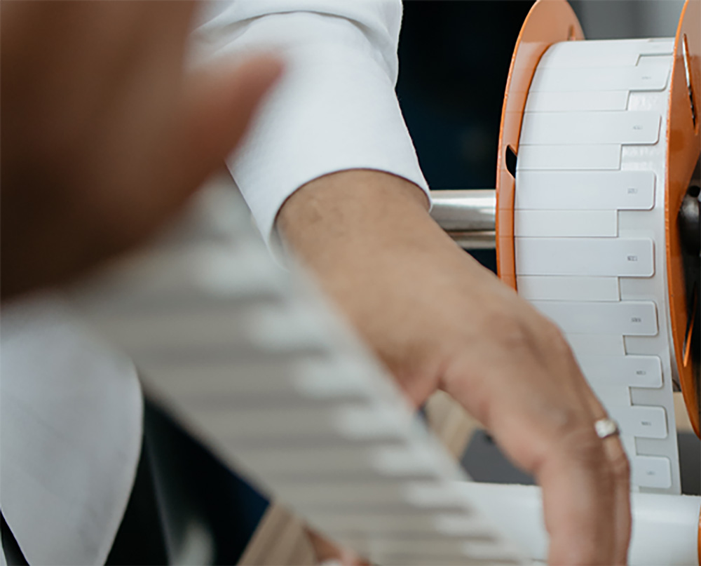 Organização de etiquetas patrimoniais em dispensador