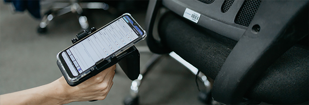 Técnico realizando o Inventario físico patrimonial no serviço de Consultoria de Gestão do Imobilizado