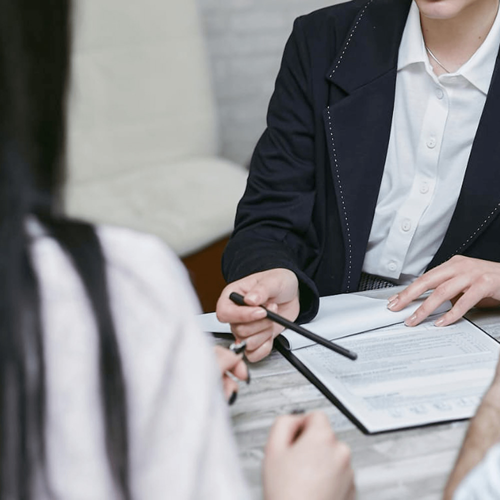 Profissionais analisando documentos em ambiente corporativo