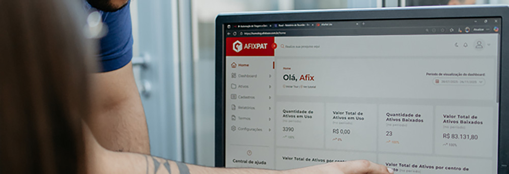 Profissional visualizando dashboard do sistema Afixpat no notebook para análise patrimonial e comparação entre valor contábil e valor recuperável