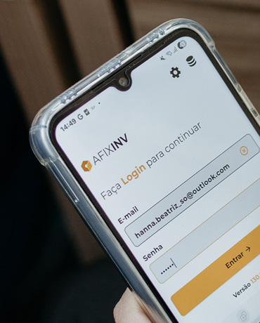 Tela de login do aplicativo AfixInv em smartphone usado na solução completa em controle de patrimônio com etiquetas RFID