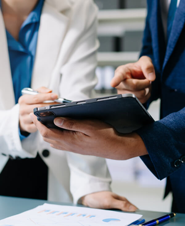 Consultores analisando dados em tablet aplicando metodologia Afixcode para revisão de créditos de PIS e COFINS sobre imobilizado