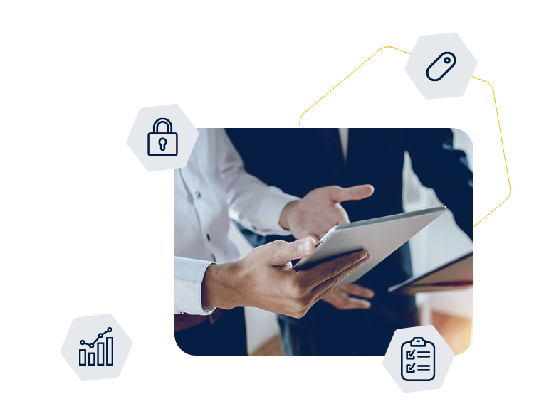 Profissionais analisando informações em tablet com ícones de segurança e gestão representando princípios do que acreditamos