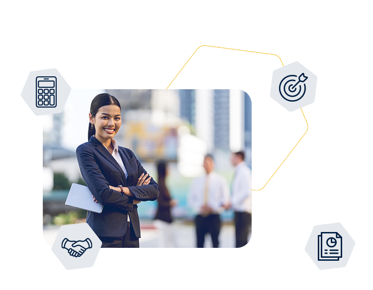 Profissional sorrindo em ambiente corporativo representando propósito e motivação no tema por que fazemos isso